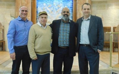 Le président de l'Agence juive Natan Sharansky, deuxième à gauche, avec le rabbin Daniel Meyer, à gauche, Yossi Cohen, deuxième à droite, et le rabbin Gilad Kariv, qui préside le mouvement réformé israélien, dans la synagogue Kehillat Raanan, Beit Samueli de Raanana, le 30 novembre 2016. (Crédit : Adi Romem/Beit Samueli, Kehillat Raanan, via l'Agence juive pour Israël)