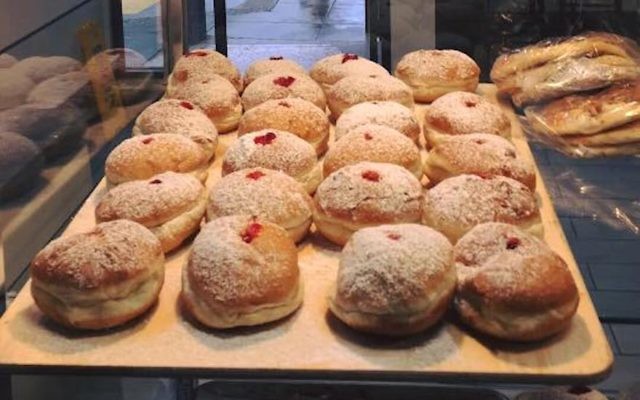 Soufganiyot (beignets) de hanoukka à Taboon, San Francisco. (Crédit : Facebook via JTA)