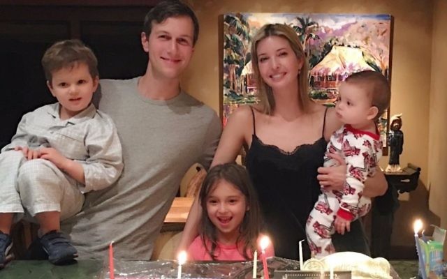 Ivanka Trump, Jared Kushner et leurs trois enfants allument les bougies de Hanoukka pendant leurs vacances à Hawaï, en décembre 2016. (Crédit : Twitter/Ivanka Trump)