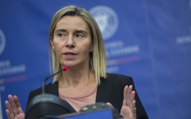 Federica Mogherini, Haute Représentante de l'Union européenne pour les affaires étrangères et la politique de sécurité, pendant une conférence de presse à Bucarest, le 7 octobre 2016. (Crédit : Daniel Mihailescu/AFP) Federica Mogherini, Haute Représentante de l'Union européenne pour les affaires étrangères et la politique de sécurité, pendant une conférence de presse à Bucarest, le 7 octobre 2016. (Crédit : Daniel Mihailescu/AFP)