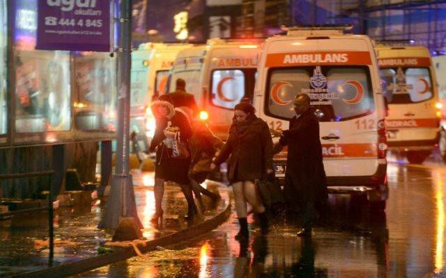 Ambulances aux alentours de la boîte de nuit la Reina à Istanbul, dans la nuit du 31 décembre 2016. (Crédit : AFP/IHLAS NEWS AGENCY) Ambulances aux alentours de la boîte de nuit la Reina à Istanbul, dans la nuit du 31 décembre 2016. (Crédit : AFP/IHLAS NEWS AGENCY)