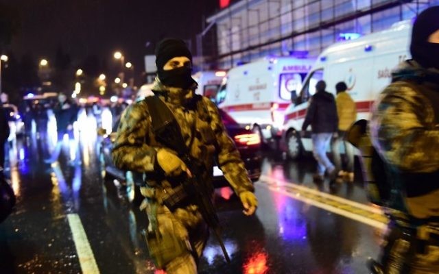 Forces spéciales de la police turque et ambulances sur les lieux d'une attaque à main armée dans une discothèque, à Istanbul, le 1er janvier 2017. (Crédit : Yasin Akgul/AFP) Forces spéciales de la police turque et ambulances sur les lieux d'une attaque à main armée dans une discothèque, à Istanbul, le 1er janvier 2017. (Crédit : Yasin Akgul/AFP)