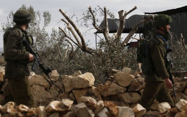 Soldats israéliens à Qalqilya, en Cisjordanie, le 8 janvier 2017. (Crédit : Jaafar Ashtiyeh/AFP)
