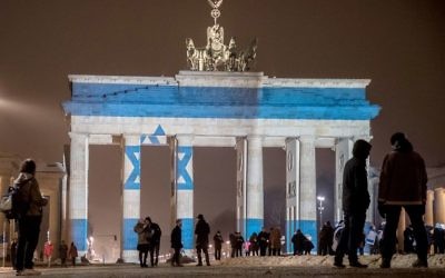 En hommage aux victimes de l'attentat au camion bélier de Jérusalem, le drapeau israélien a été projeté sur la porte de Brandebourg de Berlin le 9 janvier 2017. (Crédit : Michael Kappeler/dpa/AFP)
