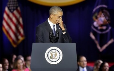 Le président américain ému Barack Obama pendant son discours d'adieu, à Chicago, le 10 janvier 2017. (Crédit : Joshua Lott/AFP)