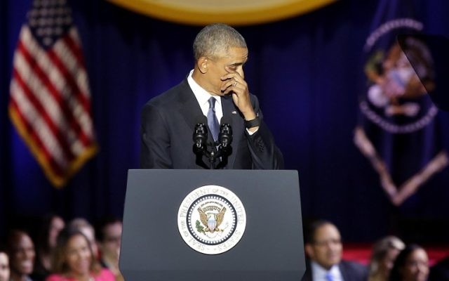 Le président américain ému Barack Obama pendant son discours d'adieu, à Chicago, le 10 janvier 2017. (Crédit : Joshua Lott/AFP)