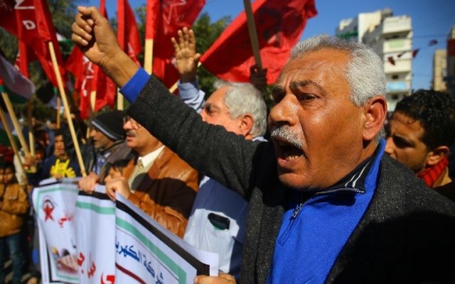 Manifestation contre les coupures de courant à Gaza ville, dans la bande de Gaza, le 12 janvier 2017. (Crédit : Mohammed Abed/AFP)
