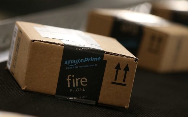 Un colis Amazon. Illustration. (Crédit : Justin Sullivan/Getty Images/AFP)