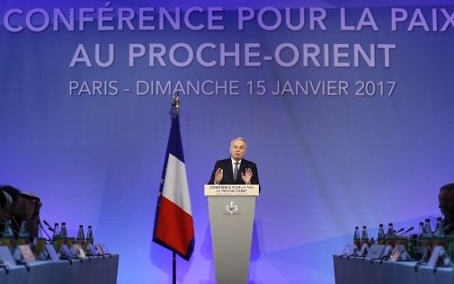 Jean-Marc Ayrault, ministre français des Affaires étrangères, inaugure la conférence pour la paix au Proche Orient organisée à Paris, le 15 janvier 2017. (Crédit : Thomas Samson/AFP)