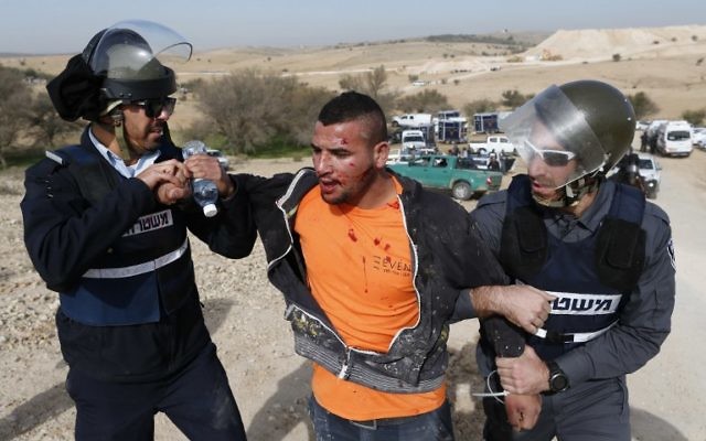 Arrestation d'un Bédouin pendant des manifestations contre la démolition de maisons dans le village bédouin non reconnu d'Umm al-Hiran, dans le Néguev, le 18 janvier 2017. (Crédit : Ahmad Gharabli/AFP) Arrestation d'un Bédouin pendant des manifestations contre la démolition de maisons dans le village bédouin non reconnu d'Umm al-Hiran, dans le Néguev, le 18 janvier 2017. (Crédit : Ahmad Gharabli/AFP)