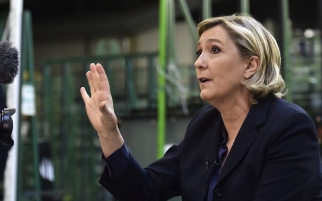 Marine Le Pen pendant la visite de l'usine Fermap de Forbach, dans l'est de la France, le 18 janvier 2017. (Crédit : Patrick Hertzog/AFP) Marine Le Pen pendant la visite de l'usine Fermap de Forbach, dans l'est de la France, le 18 janvier 2017. (Crédit : Patrick Hertzog/AFP)