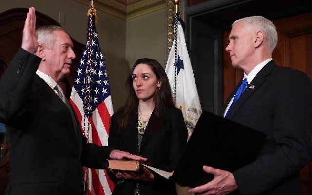 Le vice-président américain Mike Pence, à droite, fait prêter serment au secrétaire à la Défense James Mattis, à Washington, D.C., le 20 janvier 2017. (Crédit : Jim Watson/AFP) Le vice-président américain Mike Pence, à droite, fait prêter serment au secrétaire à la Défense James Mattis, à Washington, D.C., le 20 janvier 2017. (Crédit : Jim Watson/AFP)