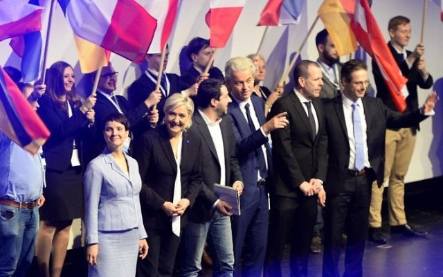 Frauke Petry de l'Alternative anti-immigration pour l'Allemagne (AFD), Marine Le Pen, du FN, Matteo Salvini de la Ligue du Nord italienne et Geert Wilders de l'extrême droite néerlandaise, à Koblenz, en Allemagne, le 21 janvier 2017. (Crédit : Roberto Pfeil/AFP)