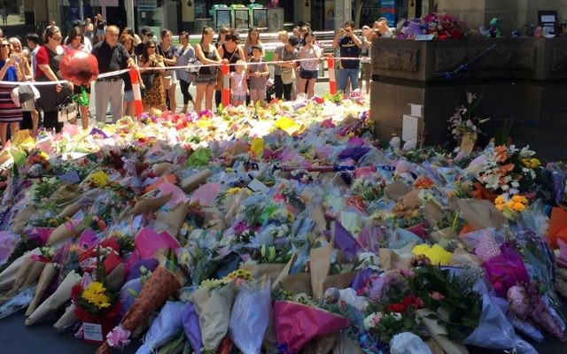 Des centaines de fleurs déposées sur les lieux d'un carnage qui a tué au moins 5 personnes, dont un bébé de 3 mois et une fillette juive de 10 ans, à Melbourne, en Australie, le 22 janvier 2017. (Crédit : Saeed Khan/AFP)