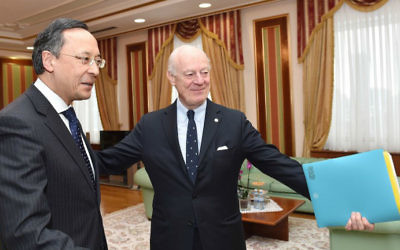 L'envoyé des Nations unies pour la Syrie, Staffan de Mistura, et le ministre kazakh des Affaires étrangères, Kairat Abdrakhmanov, à Astana, le 22 janvier 2017. (Crédit : Ilyas Omarov/AFP)