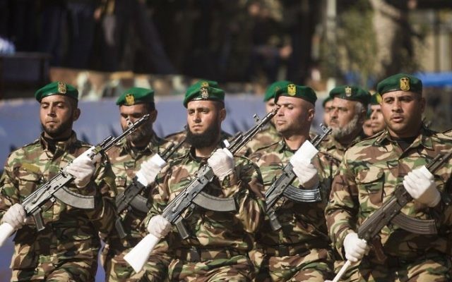 Des membres des forces de sécurité palestiniennes du Hamas pendant la cérémonie de fin d’un programme de formation militaire du Hamas, à Gaza Ville, le 22 janvier 2017. (Crédit : Mahmud Hams/AFP)