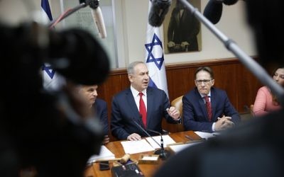 Le Premier ministre  Benjamin Netanyahu, au centre, pendant la réunion hebdomadaire du cabinet à Jérusalem, le 22 janvier 2017 (Crédit : Ronen Zvulun/Pool/AFP)
