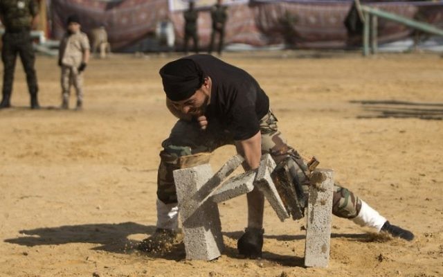 Un membre des forces de sécurité palestiniennes du Hamas pendant la cérémonie de fin d'un programme de formation militaire du Hamas, à Gaza Ville, le 22 janvier 2017. (Crédit : Mahmud Hams/AFP)