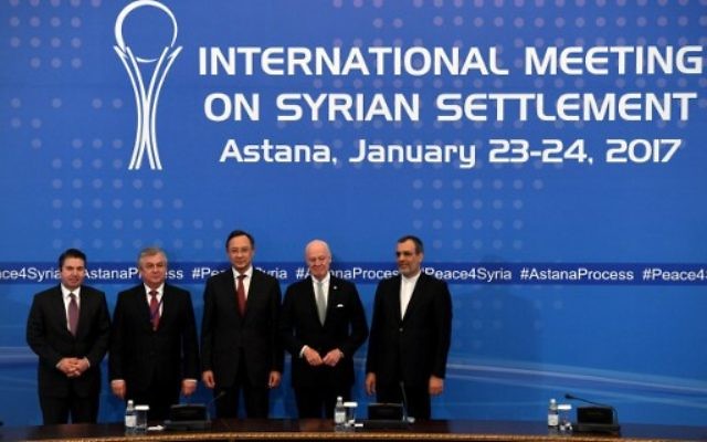 De gauche à droite : Le vice-ministre adjoint de la diplomatie turque, Sedat Onal, l'envoyé spécial de la Russie pour la Syrie Alexander Lavrentiev, le ministre kazakh des Affaires étrangères Kairat Abdrakhmanov, l'envoyé syrien Staffan de Mistura et le ministre adjoint des Affaires étrangères Hossein Jaber Ansari posent après l'annonce d'une déclaration finale sur la Syrie À Astana le 24 janvier 2017 (Crédit : AFP PHOTO / Kirill KUDRYAVTSEV)