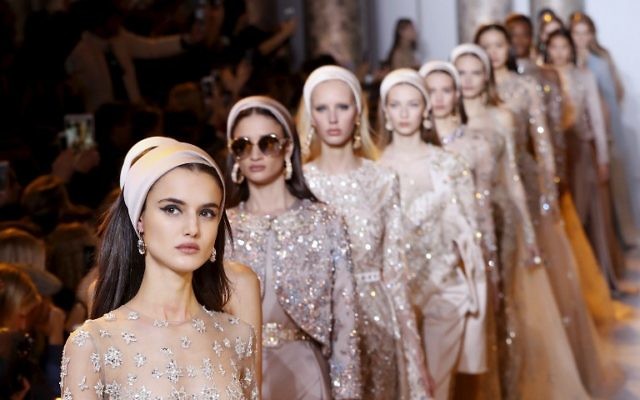 Les modèles présentent des créations d'Elie Saab lors de la collection Haute Couture printemps / été 2017, le 25 janvier 2017 à Paris. (Crédit : AFP / FRANCOIS GUILLOT)