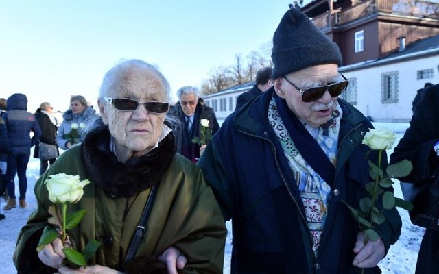 Le 27 janvier 2017, pendant la Journée internationale du Souvenir de l'Holocauste, Pavel Kohn (d) et son épouse Rut Kohn arrivent pour déposer des fleurs à l'ancien camp de concentration nazi de Buchenwald près de Weimar, dans l'est de l'Allemagne. (Crédit : AFP PHOTO / dpa / Martin Schutt / Allemagne OUT) Le 27 janvier 2017, pendant la Journée internationale du Souvenir de l'Holocauste, Pavel Kohn (d) et son épouse Rut Kohn arrivent pour déposer des fleurs à l'ancien camp de concentration nazi de Buchenwald près de Weimar, dans l'est de l'Allemagne. (Crédit : AFP PHOTO / dpa / Martin Schutt / Allemagne OUT)