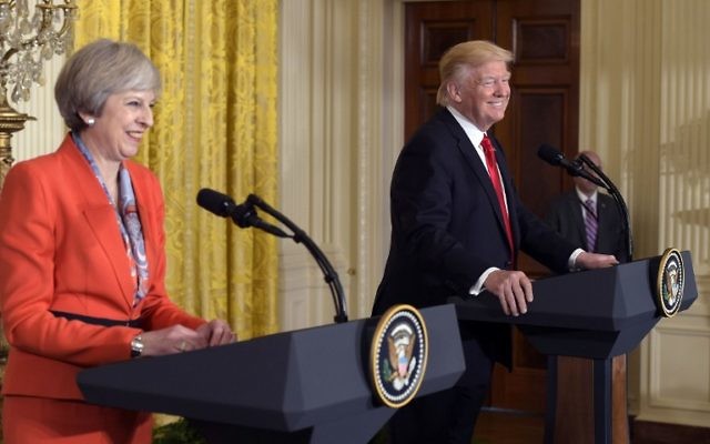 La Première ministre britannique, Theresa May, lors d'une conférence de presse conjointe avec le président américain Donald Trump dans la salle Est de la Maison Blanche, le 27 janvier 2017. (Crédit : Mandel Ngan/AFP)