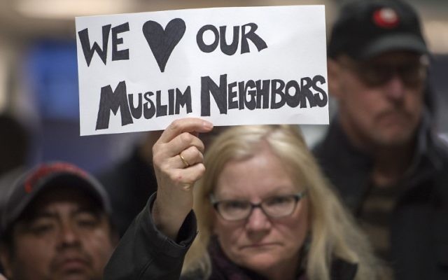 Manifestation dans le terminal des arrivées internationales de l'aéroport Dulles de Sterling, en Virginie, le 28 janvier 2017. (Crédit : Paul J. Richards/AFP)