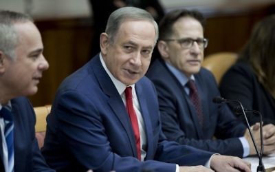 Le Premier ministre Benjamin Netanyahu, au centre, pendant la réunion hebdomadaire du cabinet dans ses bureaux, à Jérusalem, le 29 janvier 2017. (Crédit : Abir Sultan/Pool/AFP)
