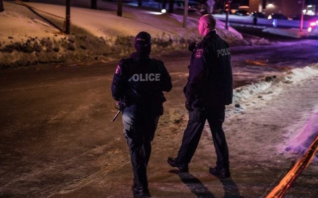 La police canadienne déployée sur les lieux d'une fusillade dans la mosquée du Centre islamique culturel de Québec, le 29 janvier 2017. (Crédit : Alice Chiche/AFP) La police canadienne déployée sur les lieux d'une fusillade dans la mosquée du Centre islamique culturel de Québec, le 29 janvier 2017. (Crédit : Alice Chiche/AFP)