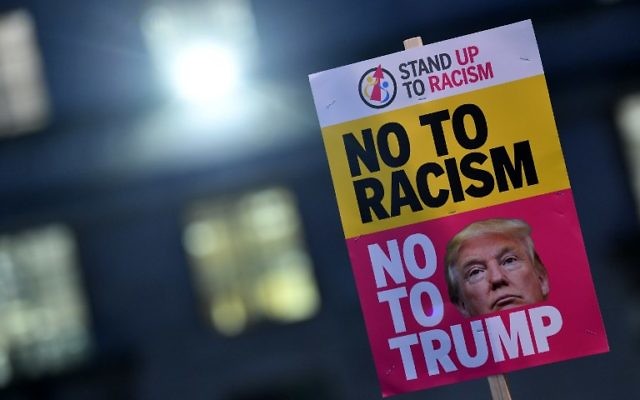 Manifestation devant la résidence officielle de la Première ministre britannique pour protester contre la visite d'Etat du président américain Donald Trump prévue en 2017, à Londres, le 20 janvier 2017. (Crédit : Ben Stansall/AFP)