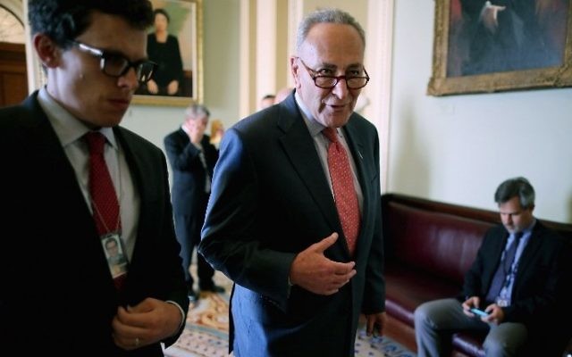 Le Sen. Charles (Chuck) Schumer (à droite) parle avec un membre du personnel à l'issue du déjeuner hebdomaire des Démocrates au Capitole, à Washington DC, le 4 août 2015. (Crédit : Chip Somodevilla/Getty Images/AFP) Le Sen. Charles (Chuck) Schumer (à droite) parle avec un membre du personnel à l'issue du déjeuner hebdomaire des Démocrates au Capitole, à Washington DC, le 4 août 2015. (Crédit : Chip Somodevilla/Getty Images/AFP)