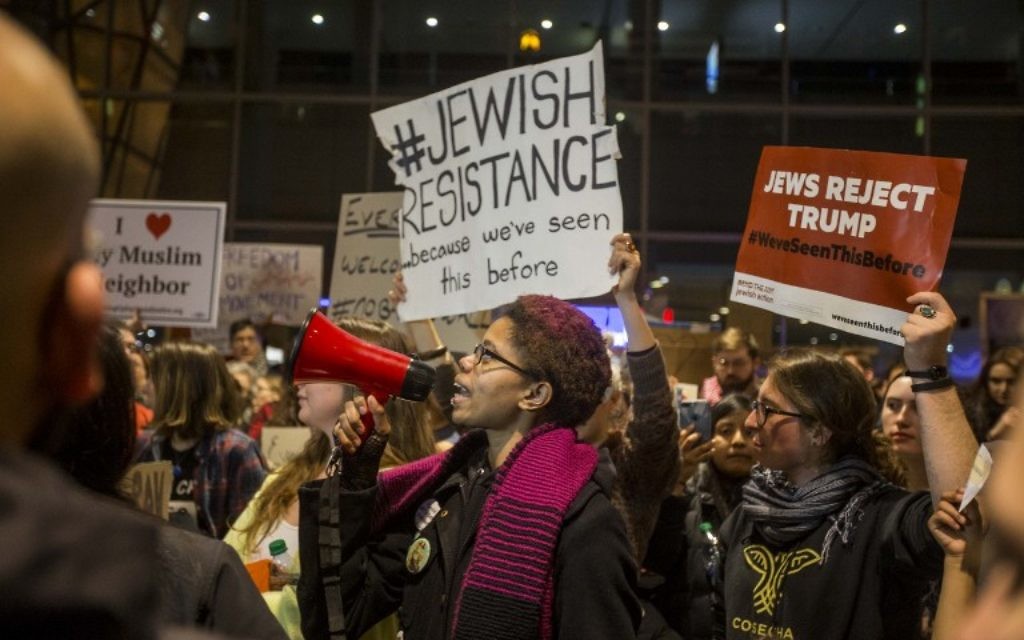 Manifestation contre le nouveau décret anti-immigré du président américain Donald Trump à l'aéroport international de Logan, à Boston, le 28 janvier 2017. (Crédit : Scott Eisen/Getty Images/AFP) Manifestation contre le nouveau décret anti-immigré du président américain Donald Trump à l'aéroport international de Logan, à Boston, le 28 janvier 2017. (Crédit : Scott Eisen/Getty Images/AFP)