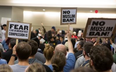 Manifestation à l'aéroport de Dallas, au Texas, contre le décret anti-réfugiés signés par le président américain Donald Trump, le 28 janvier 2017. (Crédit : G. Morty Ortega/Getty Images/AFP)