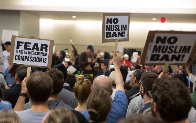 Manifestation à l'aéroport de Dallas, au Texas, contre le décret anti-réfugiés signés par le président américain Donald Trump, le 28 janvier 2017. (Crédit : G. Morty Ortega/Getty Images/AFP) Manifestation à l'aéroport de Dallas, au Texas, contre le décret anti-réfugiés signés par le président américain Donald Trump, le 28 janvier 2017. (Crédit : G. Morty Ortega/Getty Images/AFP)