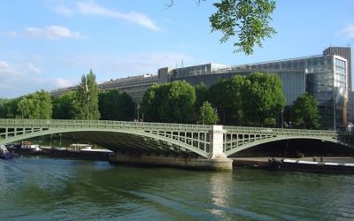 L'Institut du monde arabe en bord de Seine, à Paris. Illustration. (Crédit : David Monniaux/CC BY-SA 3.0/WikiCommons)