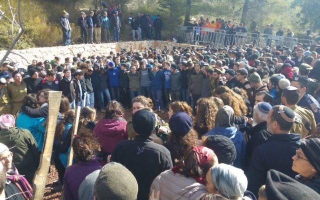 Funérailles d'Orez Orbach, cadet tué dans un attentat terroriste au camion bélier à Jérusalem le 8 janvier 2017, au cimetière militaire de Kfar Etzion, le 9 janvier 2017. (Crédit : Facebook/StandWithUs) Funérailles d'Orez Orbach, cadet tué dans un attentat terroriste au camion bélier à Jérusalem le 8 janvier 2017, au cimetière militaire de Kfar Etzion, le 9 janvier 2017. (Crédit : Facebook/StandWithUs)