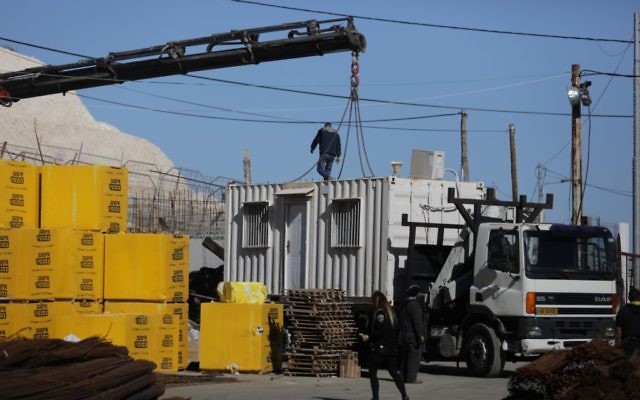 Démantèlement d'une structure temporaire installée sans autorisation dans le quartier de Jabel Mukaber, à Jérusalem Est, le 11 janvier 2017. (Crédit : Flash90)