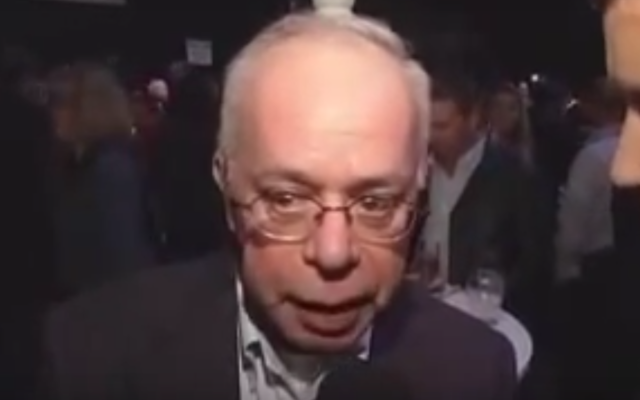 Amos Regev, rédacteur en chef d'Israël Hayom, en 2008. (Crédit : capture d'écran YouTube)