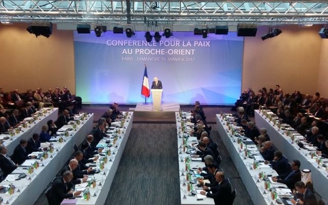 Jean-Marc Ayrault, ministre français des Affaires étrangères, inaugure la conférence pour la paix au Proche Orient organisée à Paris, le 15 janvier 2017. (Crédit : Twitter/Jean-Marc Ayrault) Jean-Marc Ayrault, ministre français des Affaires étrangères, inaugure la conférence pour la paix au Proche Orient organisée à Paris, le 15 janvier 2017. (Crédit : Twitter/Jean-Marc Ayrault)