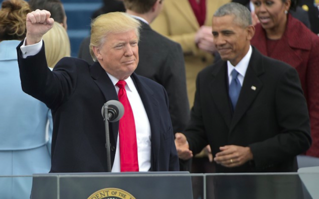 Les présidents américains Donald Trump et Barack Obama, pendant la cérémonie d'investiture de Trump, au Capitole, le 20 janvier 2017. (Crédit : Mandel Ngan/AFP)