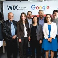 Le ministre des Finances Moshe Kahlon, troisième à partir de la droite, lors du lancement du projet Digital Starter dans les bureaux de Google à Tel Aviv. Sont également présents, le président de Wix, Nir Zohar (à droite) et le PDG de Google Israël Meir Brand, cinquième personne à partir de la droite (Crédit : Tomer Foltyn)