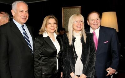Le milliardaire américain Sheldon Adelson (à droite) et son épouse Miriam Ochshorn avec Benjamin Netanyahu et sa femme Sara Netanyahu lors de la conférence présidentielle israélienne de Jérusalem, le 13 mai 2008 (Crédit : Anna Kaplan /Flash90)