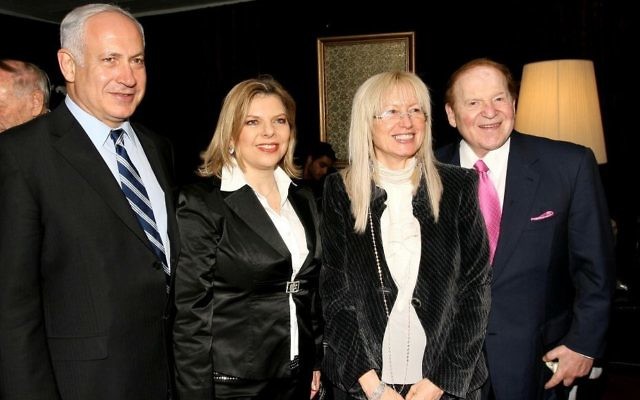 Le milliardaire américain Sheldon Adelson (à droite) et son épouse Miriam Ochshorn avec Benjamin Netanyahu et sa femme Sara Netanyahu lors de la conférence présidentielle israélienne de Jérusalem, le 13 mai 2008 (Crédit : Anna Kaplan /Flash90) Le milliardaire américain Sheldon Adelson (à droite) et son épouse Miriam Ochshorn avec Benjamin Netanyahu et sa femme Sara Netanyahu lors de la conférence présidentielle israélienne de Jérusalem, le 13 mai 2008 (Crédit : Anna Kaplan /Flash90)