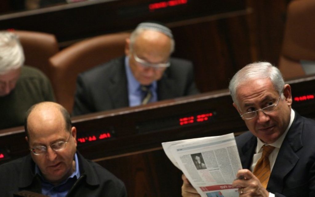 Le Premier ministre Benjamin Netanyahu lit le journal à la Knesset, le 6 janvier 2010. (Crédit : Kobi Gideon/Flash90) Le Premier ministre Benjamin Netanyahu lit le journal à la Knesset, le 6 janvier 2010. (Crédit : Kobi Gideon/Flash90)