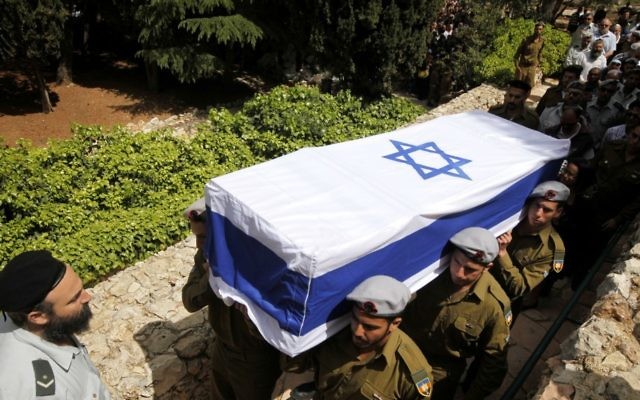 Des soldats israéliens portent le cercueil de leur camarade, en 2012. Illustration. (Crédit : Miriam Alster/Flash90) Des soldats israéliens portent le cercueil de leur camarade, en 2012. Illustration. (Crédit : Miriam Alster/Flash90)