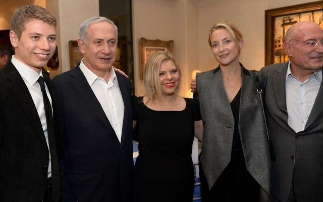 Le Premier ministre Benjamin Netanyahu, son épouse Sara (au centre) et leur fils Yair aux côtés de l'actrice Kate Hudson lors d'un événement organisé au domicile du producteur Arnon Milchan (à droite), le 6 mars 2014. (Crédit : Avi Ohayon/GPO/Flash90)