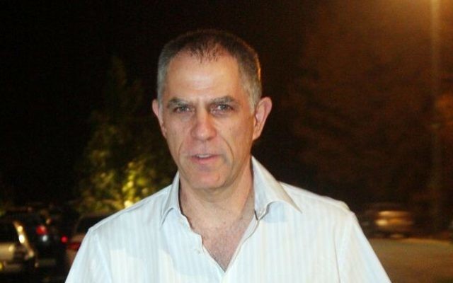 Le propriétaire de Yedioth Ahronoth, Arnon 'Noni' Moses, à Tel Aviv, le 26 mars 2014. (Crédit : Roni Schutzer/Flash90) Le propriétaire de Yedioth Ahronoth, Arnon 'Noni' Moses, à Tel Aviv, le 26 mars 2014. (Crédit : Roni Schutzer/Flash90)