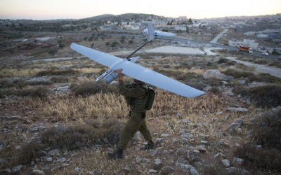 Un soldat israélien avec un drone Skylark, en Cisjordanie. Illustration. (Crédit : Yonatan Sindel/Flash90)