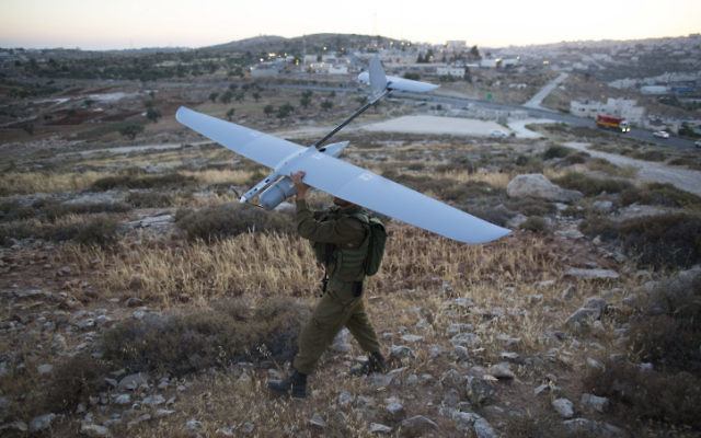 Un soldat israélien avec un drone Skylark, en Cisjordanie. Illustration. (Crédit : Yonatan Sindel/Flash90) Un soldat israélien avec un drone Skylark, en Cisjordanie. Illustration. (Crédit : Yonatan Sindel/Flash90)