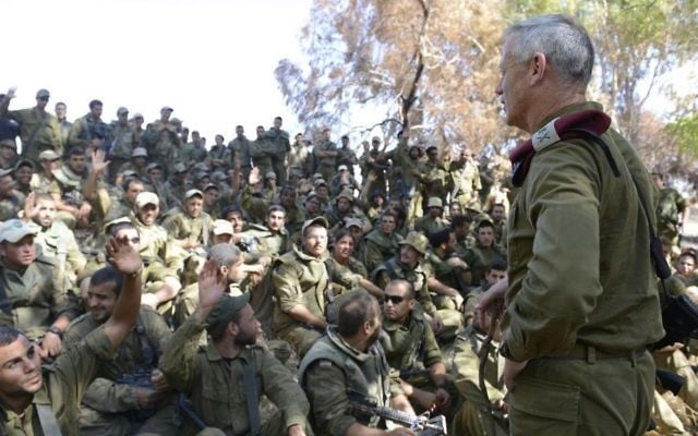 Benny Gantz, alors chef d'état-major, s'adresse aux soldats israéliens à la frontière de la bande de Gaza, le 26 juillet 2014. (Crédit : unité des porte-paroles de l'armée israélienne/Flash90)